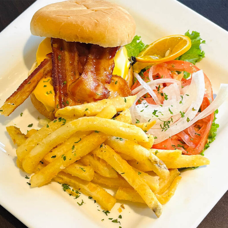 trad-dining-reaganpark_0000_Bacon-Cheeseburger